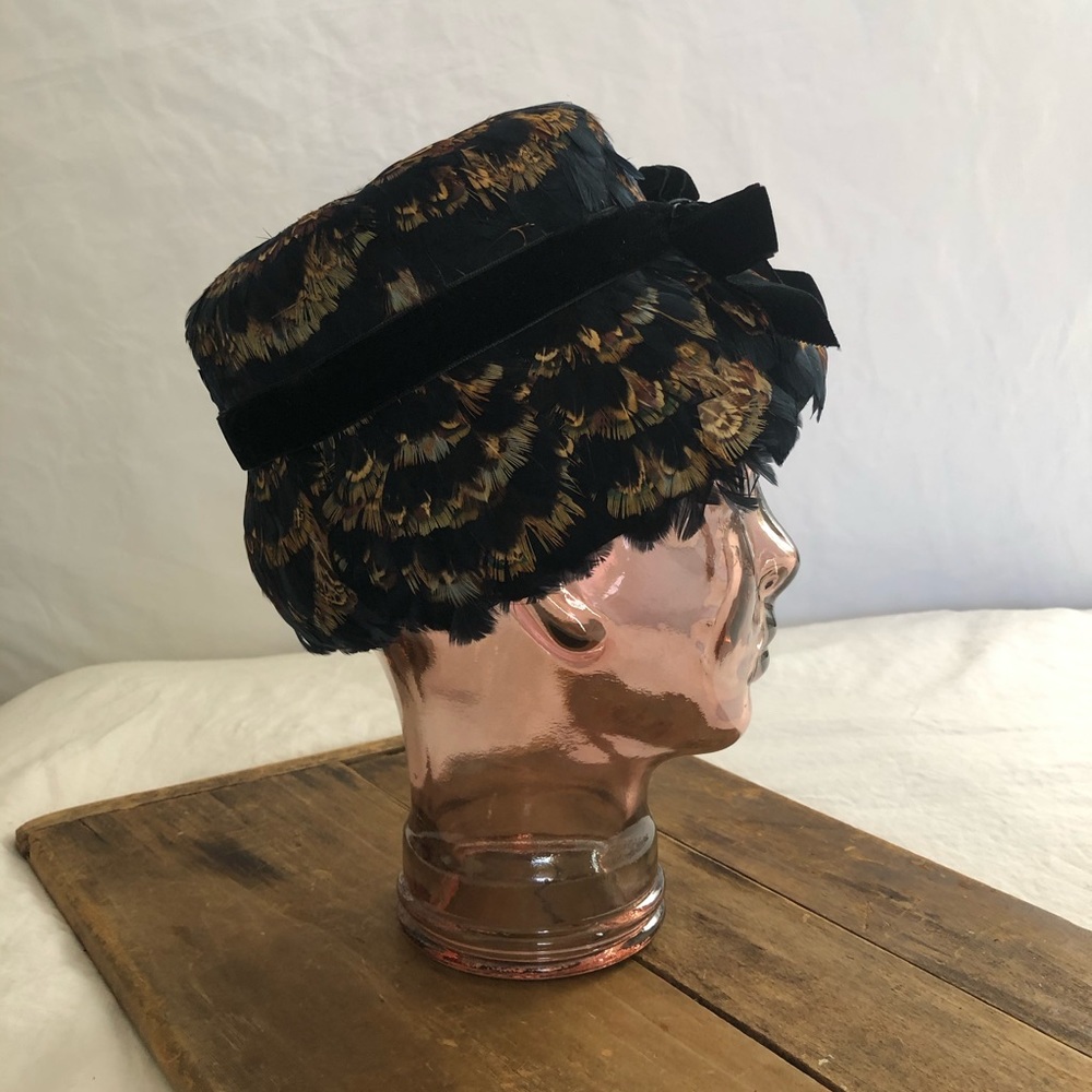 VINTAGE/ “Lane Bryant” feather + velvet hat - Picture 3 of 5
